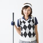 ゴルフ場に出るときの女性は襟付きの服装にすべきか？